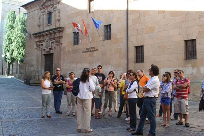 Participantes en las visitas guiadas durante el verano