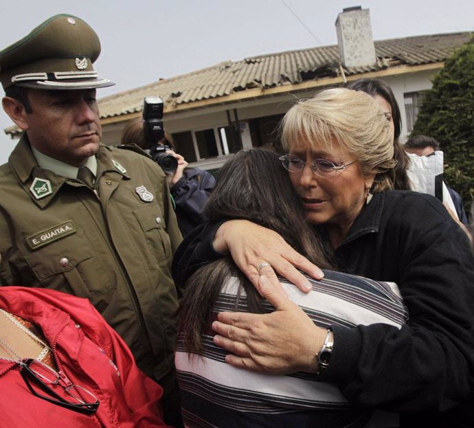 Bachelet consuela a una víctima del terremoto 
