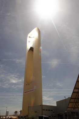 Planta termosolar construída por Abengoa en Sanlúcar la Mayor (Sevilla)