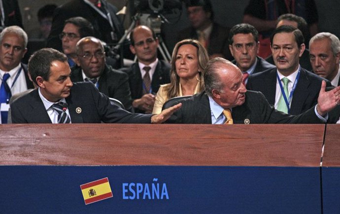 Zapatero y Don Juan Carlos en la cumbre iberoamericana en Santiago