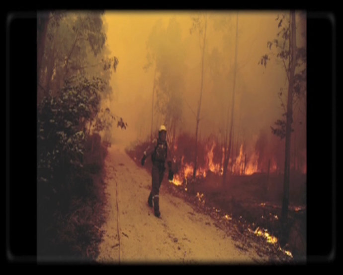 Un fotógrafo documenta los incendios estivales