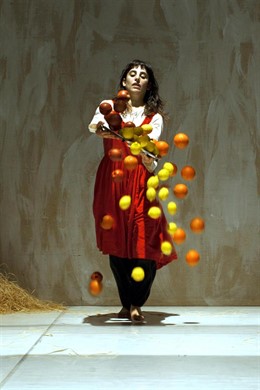 Escena de un espectáculo de Àngels Margarit