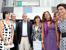 El presidente de la Junta, José Antonio Griñán, durante su visita al nuevo centr