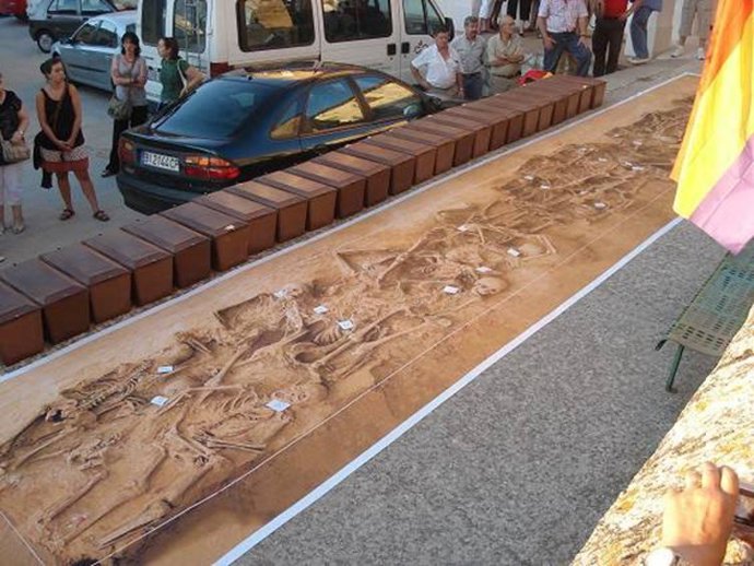 Fotografía a tamaño real de una fosa común del Franquismo