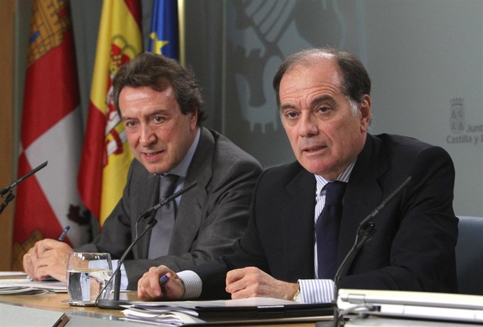 Villanueva (d), durante la rueda de prensa posterior al Consejo.