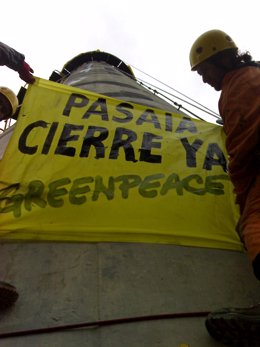 Activistas de Greenpeace subidos en la central Térmica de Pasajes (Guipuzcoa) de