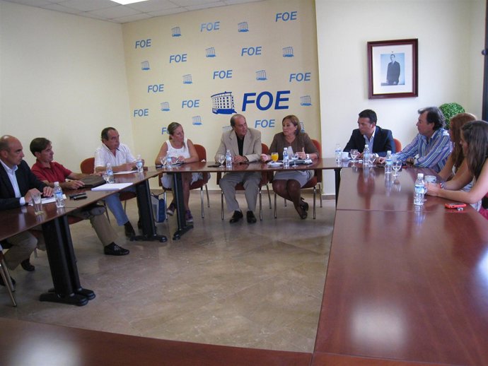 El presidente de la FOE, Antonio Ponce, junto a la alcaldesa de Isla 