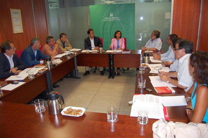 Reunión de la Junta con empresarios, municipios y sindicatos sobre las ayudas a 