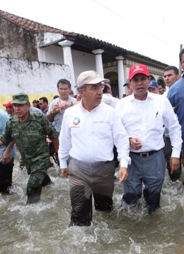 El presidente mexicano, Felipe Calderón, visita las zonas inundadas en Veracruz.