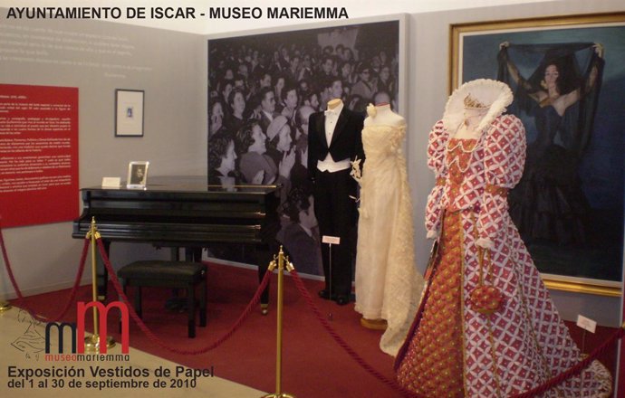 Muestra de vestidos de papel en el Museo Mariemma de Íscar (Valladolid).