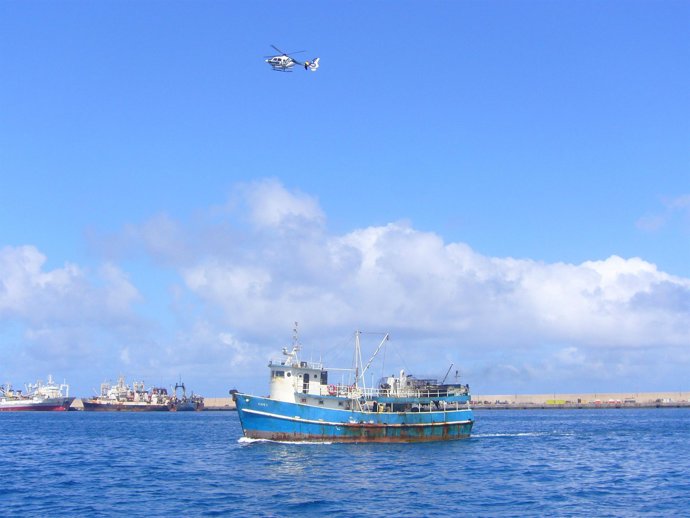 Detenidas 18 personas a bordo de un barco negrero en el Puerto de La Luz  y de L