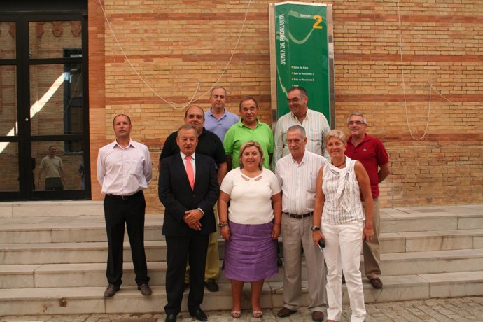 La consejera de Agricultura y Pesca, Clara Aguilera, junto a representantes del 