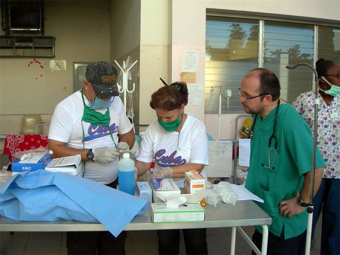 El doctor Lafuente durante las labores de ayuda a Haití, donde también acudió co