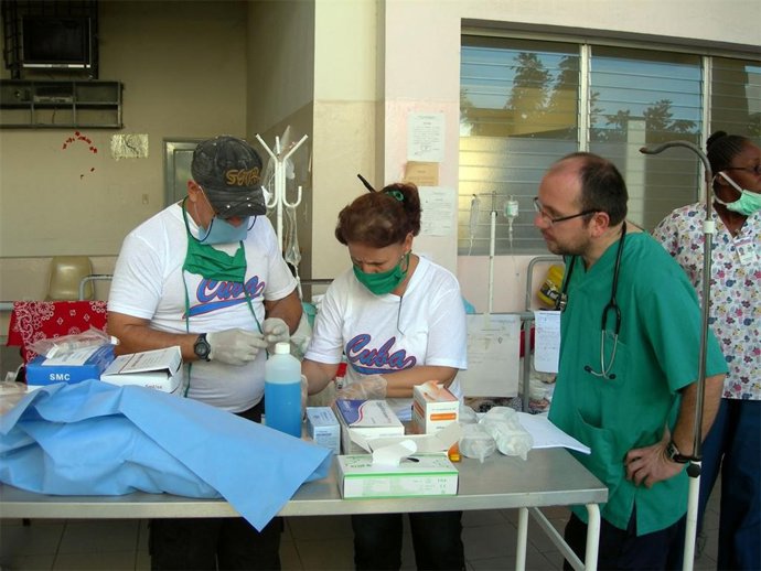 El doctor Lafuente durante las labores de ayuda a Haití, donde también acudió co