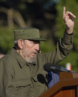 El ex presidente cubano Fidel Castro dando un discurso a los estudiantes de la U
