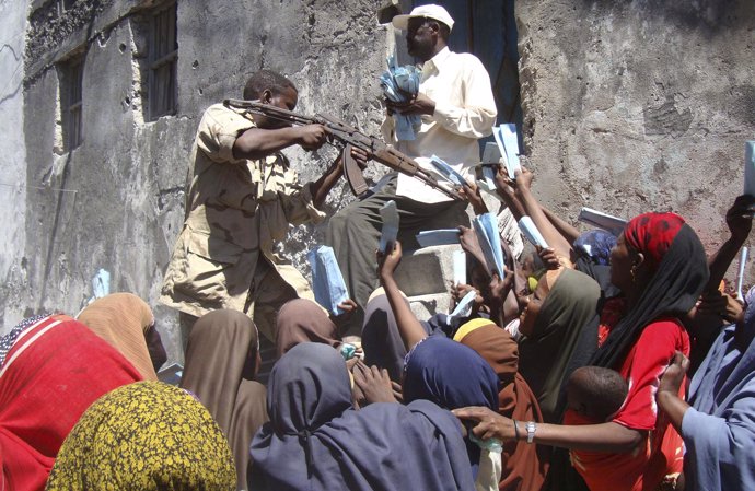Reparto de alimentos en Mogadiscio (Somalia)