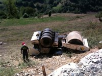 Un trabajador sufre heridas en ambas piernas al caer la máquina que conducía por una ladera