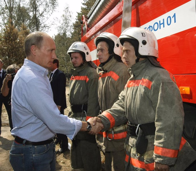 El primer ministro ruso, Vladimir Putin, con bomberos rusos