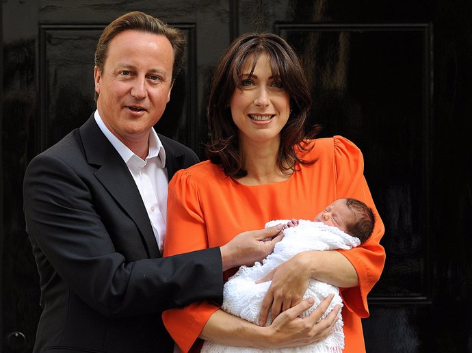 El primer ministro británico y su mujer,  Samantha, presentan a su hija ecién na