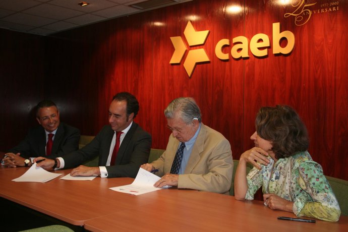 Alcaraz y Oliver (en el centro), durante la firma del convenio.