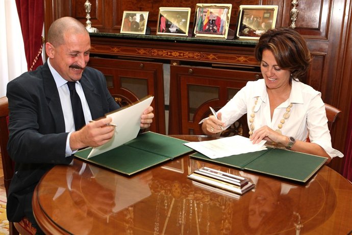 El Ayuntamiento de Pamplona y DYA firman un convenio para colaborar en distintas