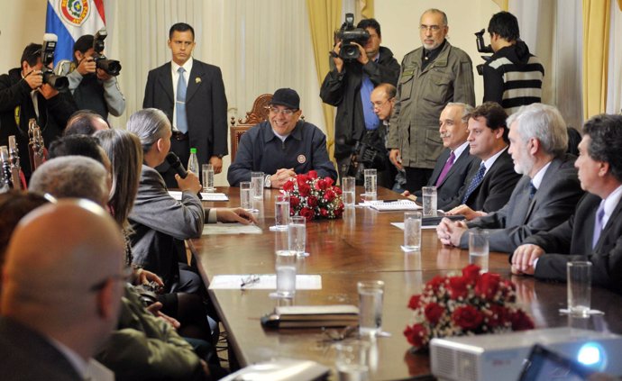 El presidente de Paraguay, Fernando Lugo, reunido con su gabinete.