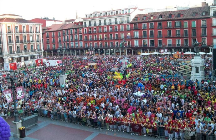 Miles de vallisoletanos abarrotan la Plaza durante el pregón.