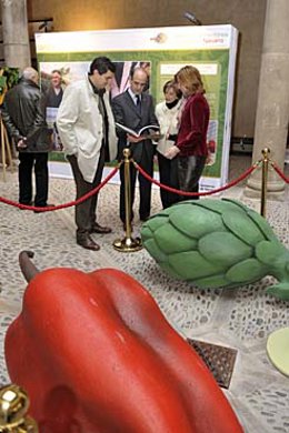 Imagen de la inauguración de las exposiciones sobre el vino y las verduras de Na