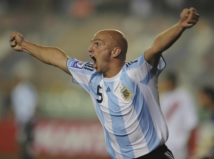 Cambiasso celebra un gol con Argentina