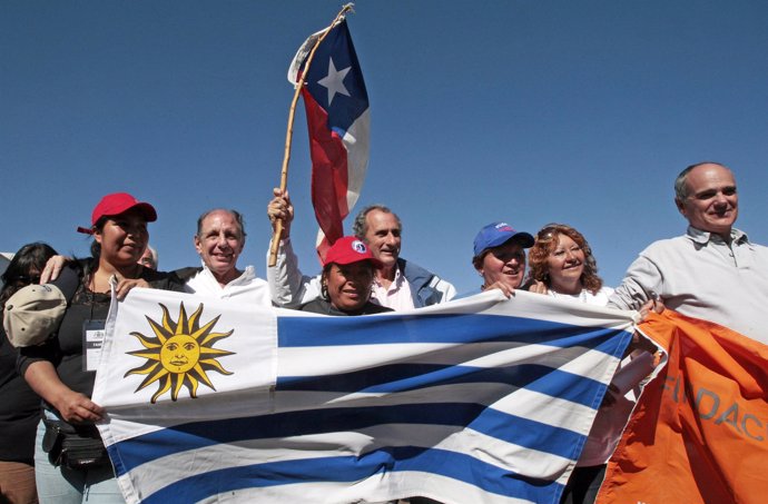 Supervivientes del accidente aéreo de los Andes visitan a los mineros de Chile