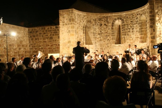 Primera actividad cultural celebarada en la restaurada iglesia románica de San J