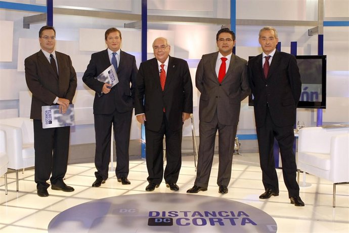 Presentador y colaboradores del programa  con el presidente del Principado.
