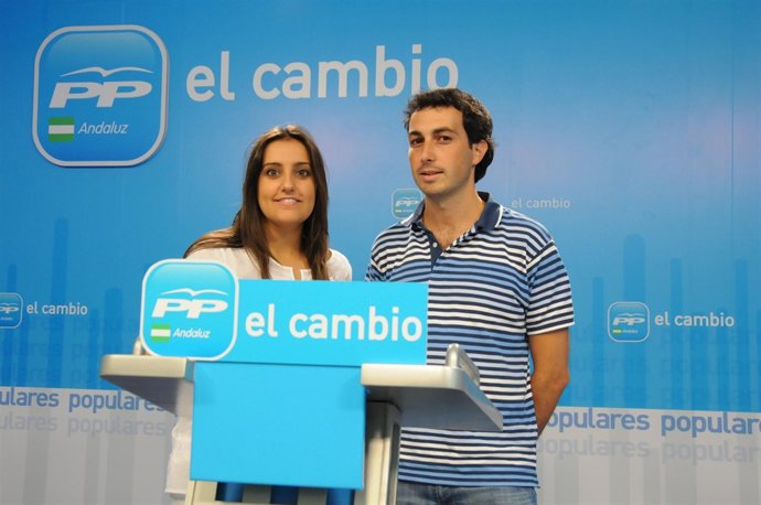  La presidenta de NNGG-A, Beatriz Jurado, y el diputado del Grupo Popular en el 