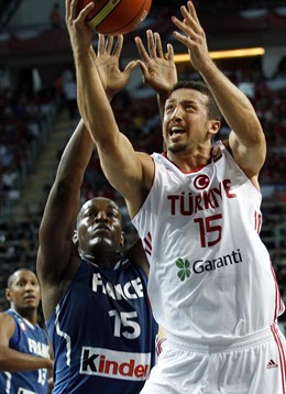 Turquía aplasta a Francia de la mano de Türkoglu
