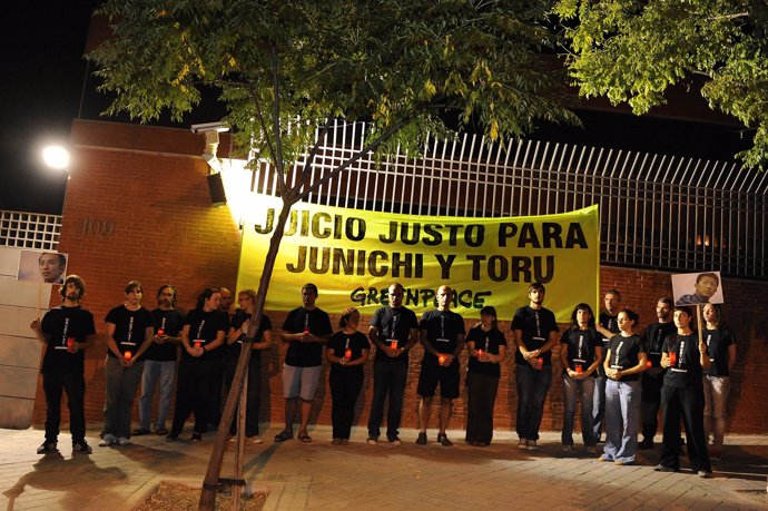 Activistas de Greenpeace durante su vigilia de protesta