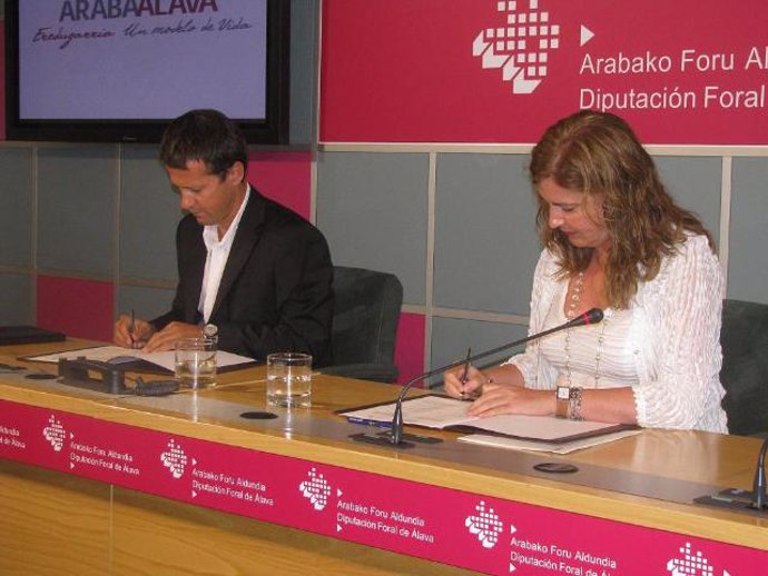 La diputada de Asuntos Sociales, Covadonga Solaguren, junto al presidente de EUD