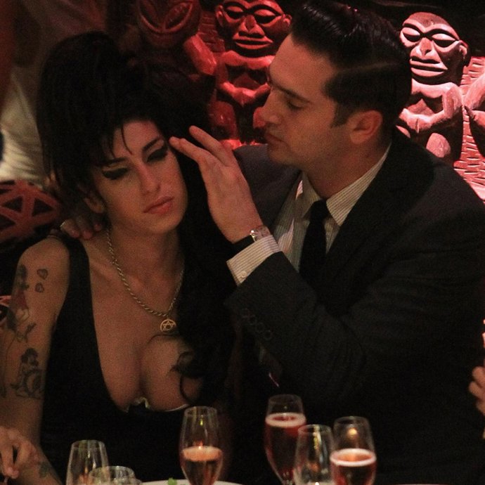 La cantante Amy Winehouse y Reg Traviss en el Shaka Zulu Bar de Londres 