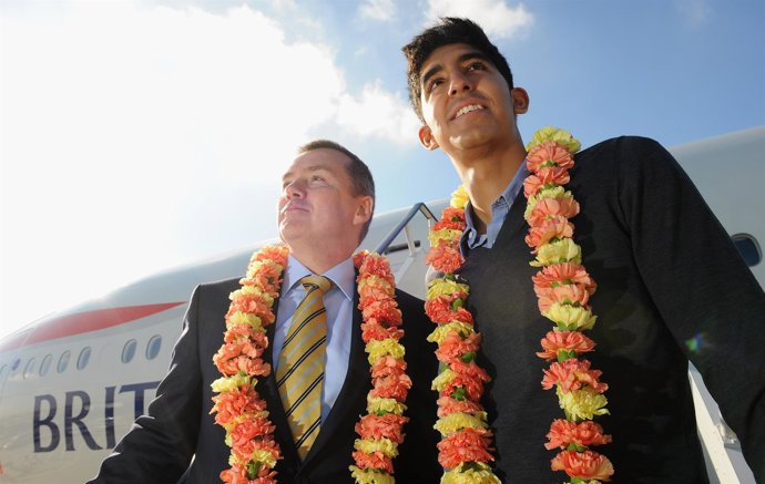 El consejero delegado de Birtish Airways y el actor Dev Patel inauguran el nuevo