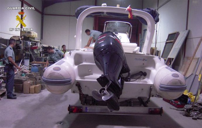 Agentes manipulan la lancha y la droga intervenidas