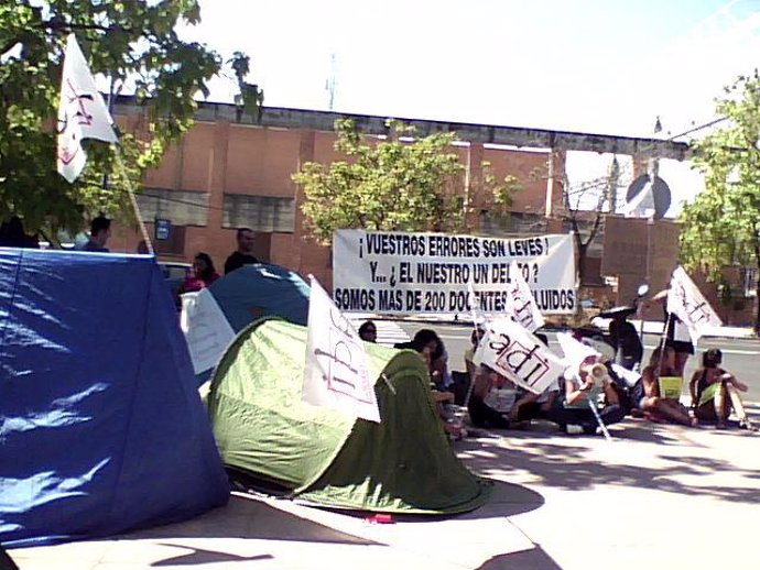 Profesores interinos acampan frente a la Consejería de Educación