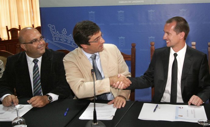 El Presidente del Cabildo de Lanzarote, Pedro San Ginés, firma un convenio de co