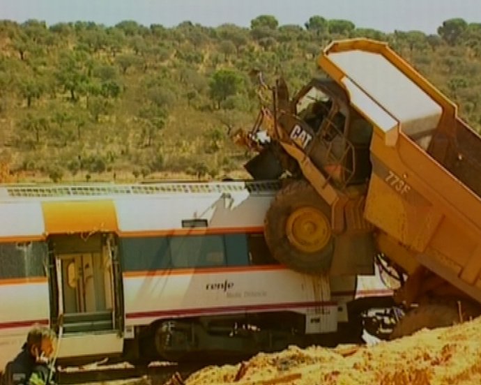 Dos fallecidos en el choque de un tren y un camión en Carmonita