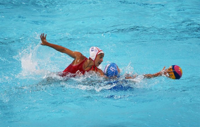 Pili Peña intenta robar la pelota