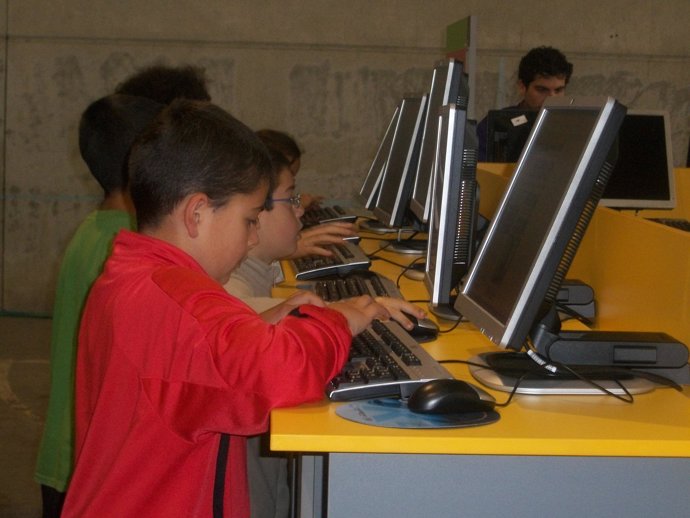 Niños utilizando ordenadores