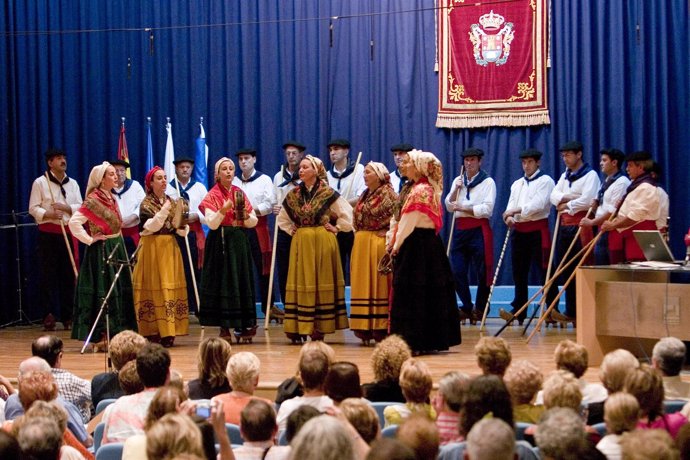 Autoridades interpretan el himno de Cantabria. 