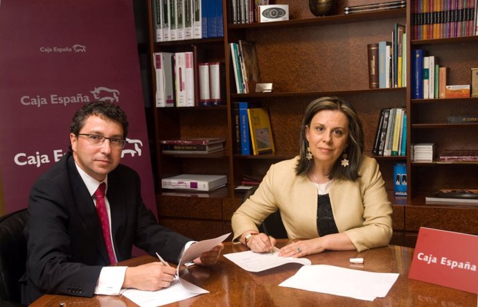 Firma del convenio entre Jesús Aguilera, de Caja España, y la presidenta de la A