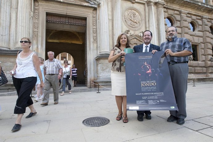 El delegado de Cultura de la Junta en Granada, Pedro Benzal, y la directora del 