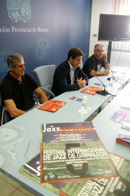 El diputado de Cultura y alcalde de Gibraleón, Juan Serrato, junto a miembros de