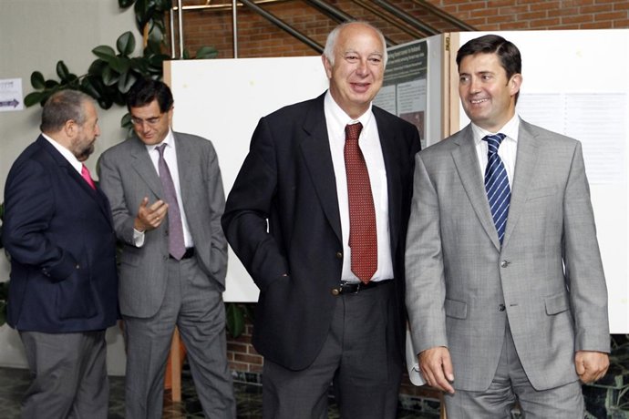 El conselleiro de Medio Rural, Samuel Juárez (derecha)