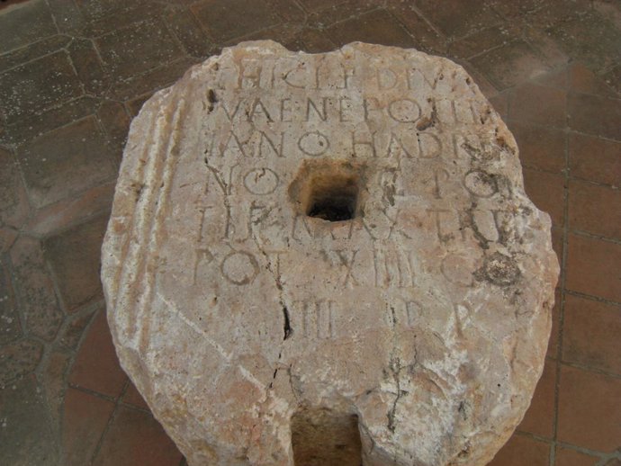Pedestal dedicado al emperador Adriano, único que se conoce en España